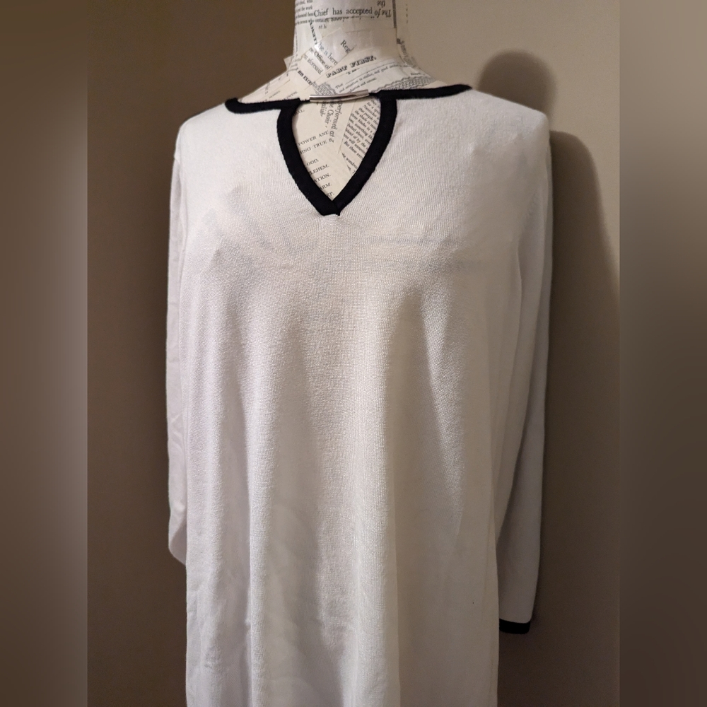 Avenue 18/20 White Top, Black Accent, Notch Neck Silver